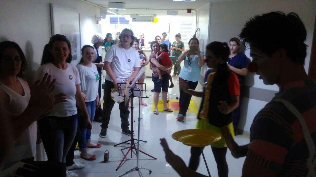 Santa Casa de Maringá recebe grupos artísticos no dia das crianças 