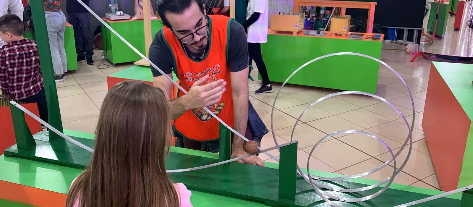 Visitantes conhecem experiências de física apresentadas pelo Mudi na Expoingá