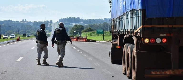 Doze pessoas morreram em acidentes nas rodovias federais do Paraná durante o feriado