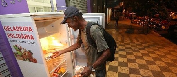 Geladeira solidária de comida e de saber