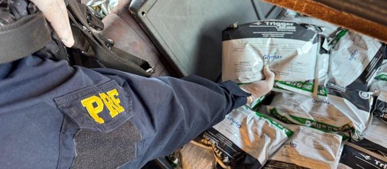 Carro com antena de satélite e dirigido por adolescente transportava agrotóxico do Paraguai