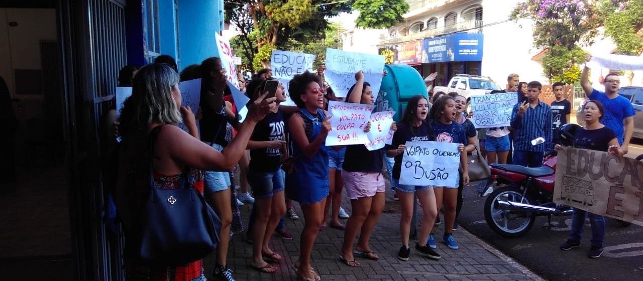 Estudantes protestam contra corte de ônibus em Sarandi