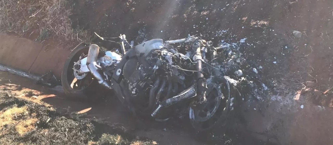 Moto explode após colidir em barranco e piloto morre na PR-317