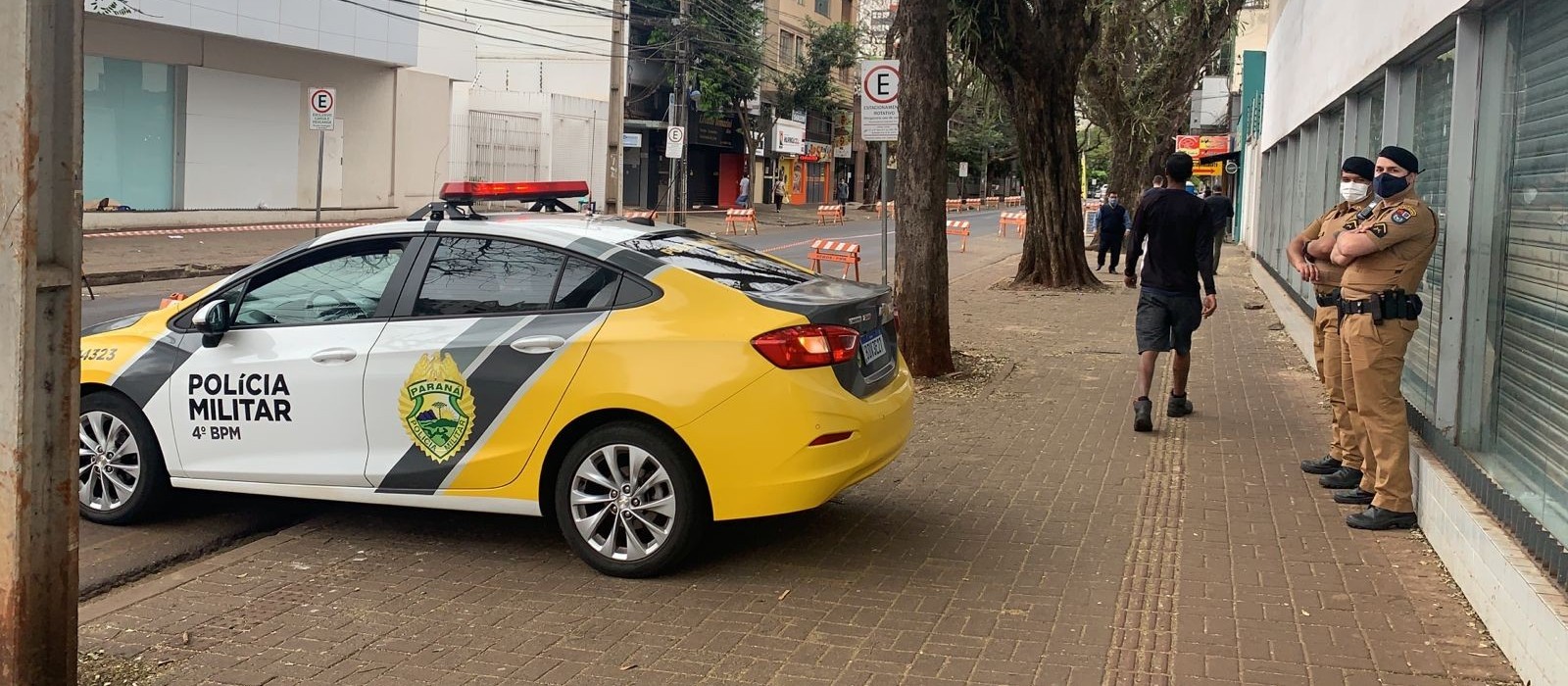 Semob e PM interditam trecho da Rua Santos Dumont em Maringá