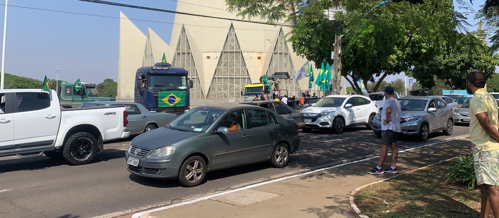 Manifestantes já se concentram no entorno da Catedral