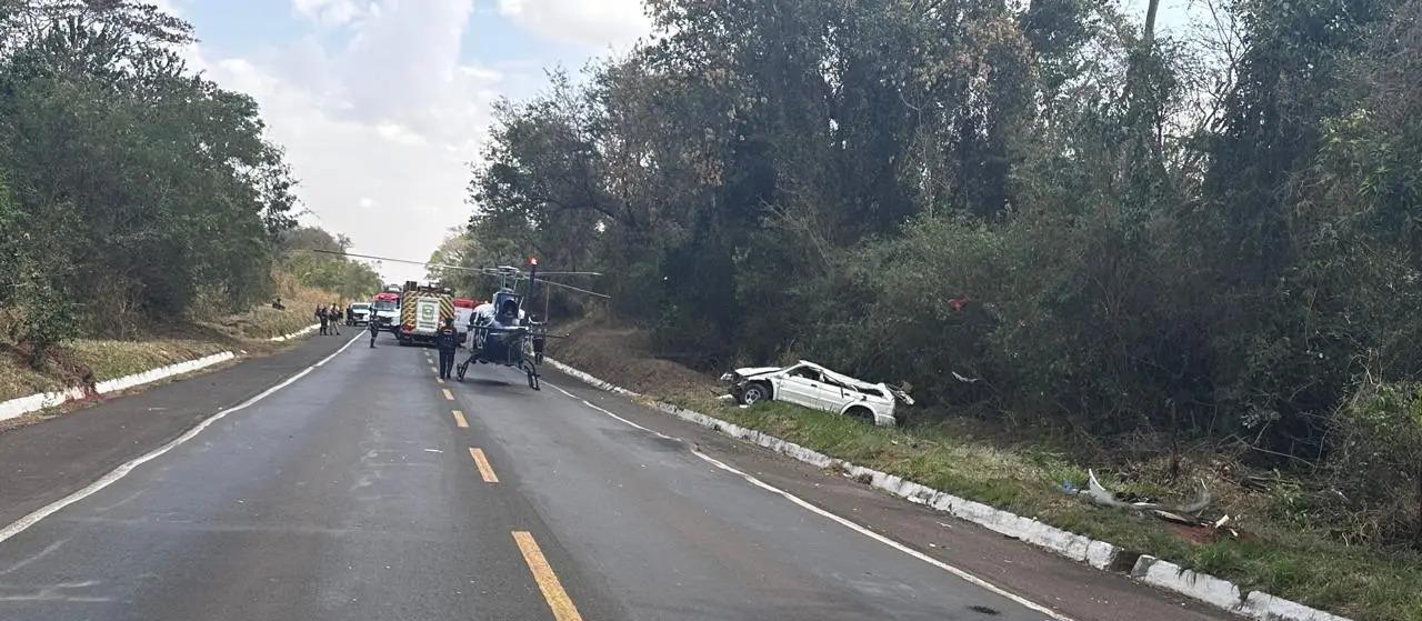 Criança de 2 anos morre e quatro pessoas ficam gravemente feridas em capotamento