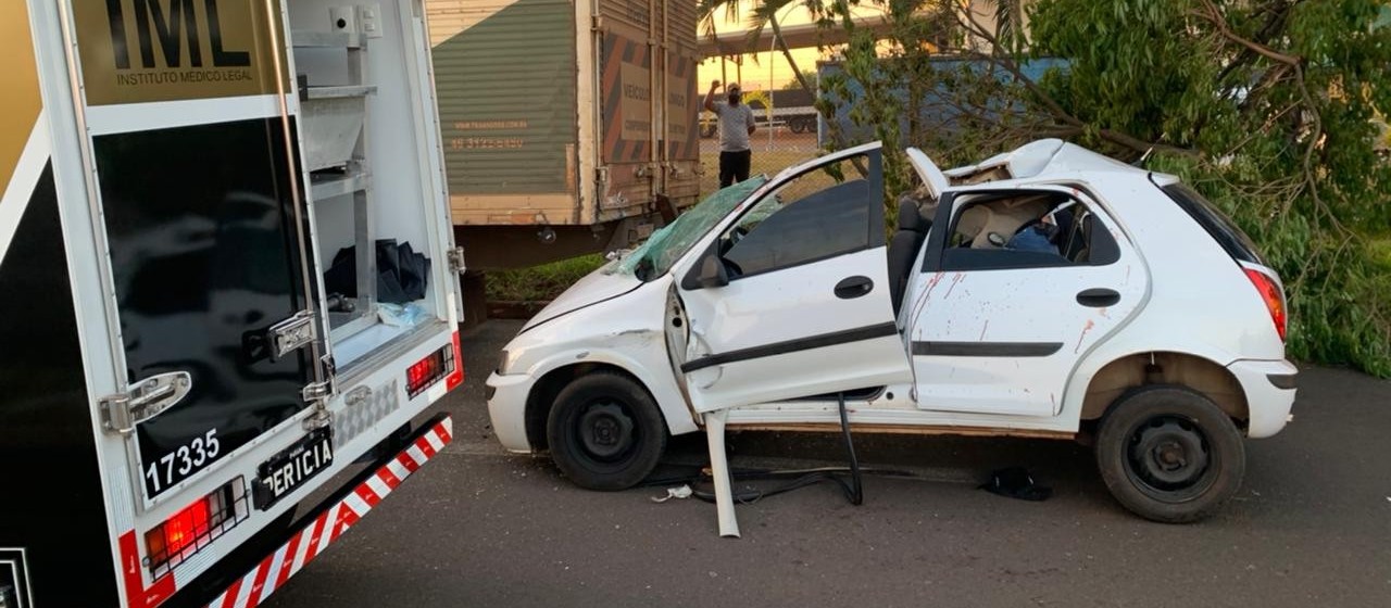 Carro bate em caminhão estacionado e uma pessoa morre