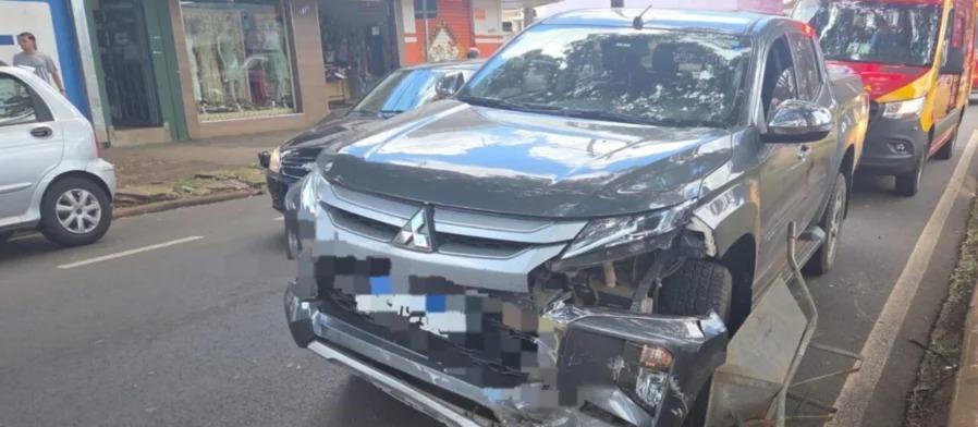 Trabalhador fica ferido após forte colisão entre veículos na Avenida Tuiuti, em Maringá