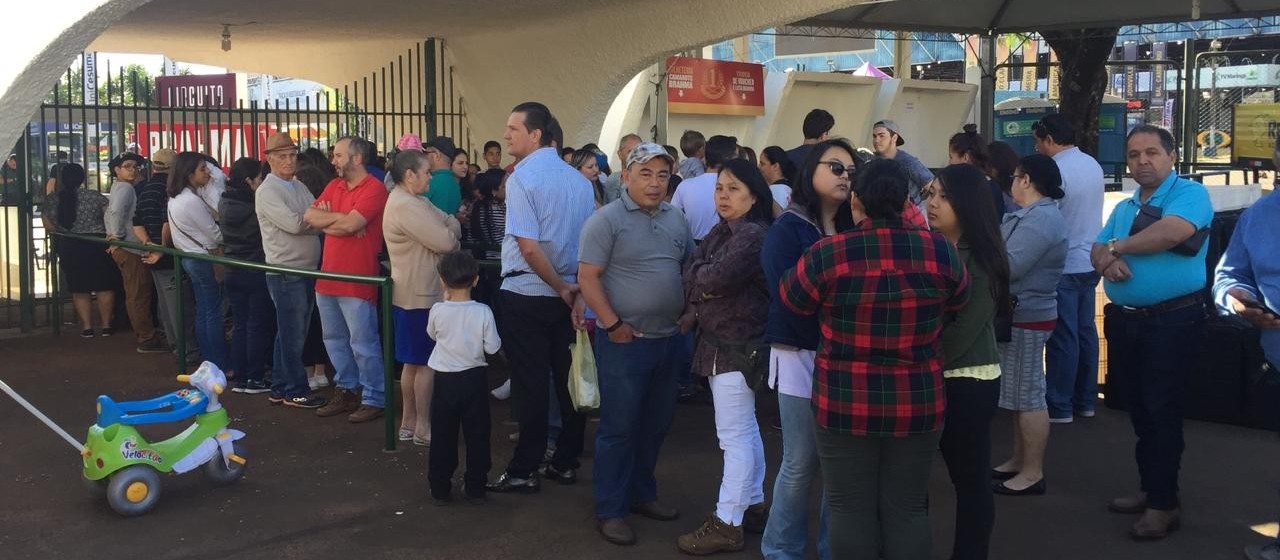 Público faz fila na entrada  do parque de exposições, para a Expoingá