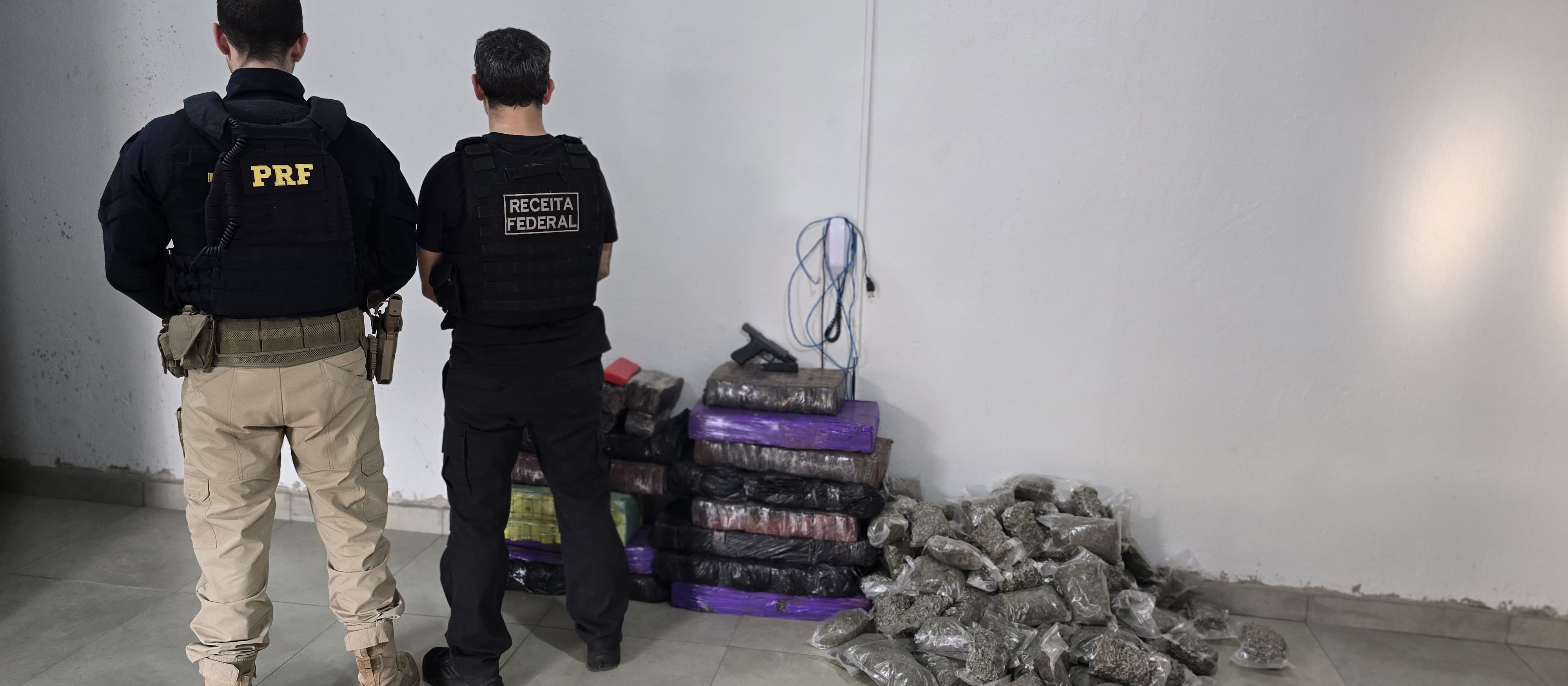 PRF e Receita Federal apreendem drogas, arma e munição