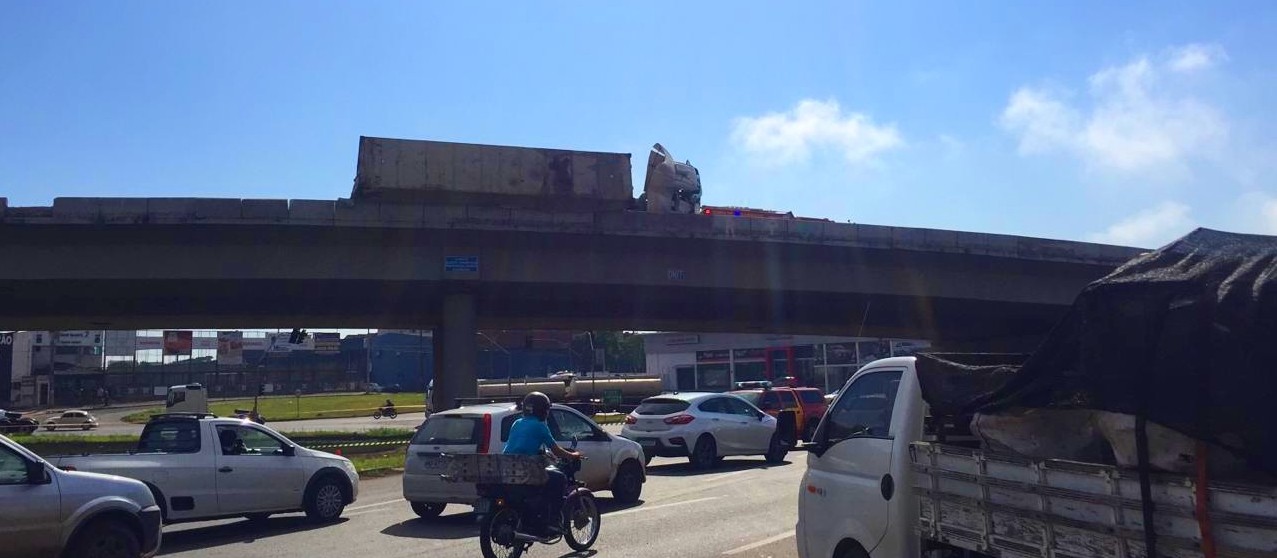 Operação de retirada do caminhão precisa ser realizada o mais rápido possível, diz oficial