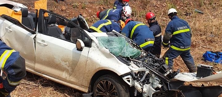 Carro capota e motorista fica gravemente ferido em Maringá