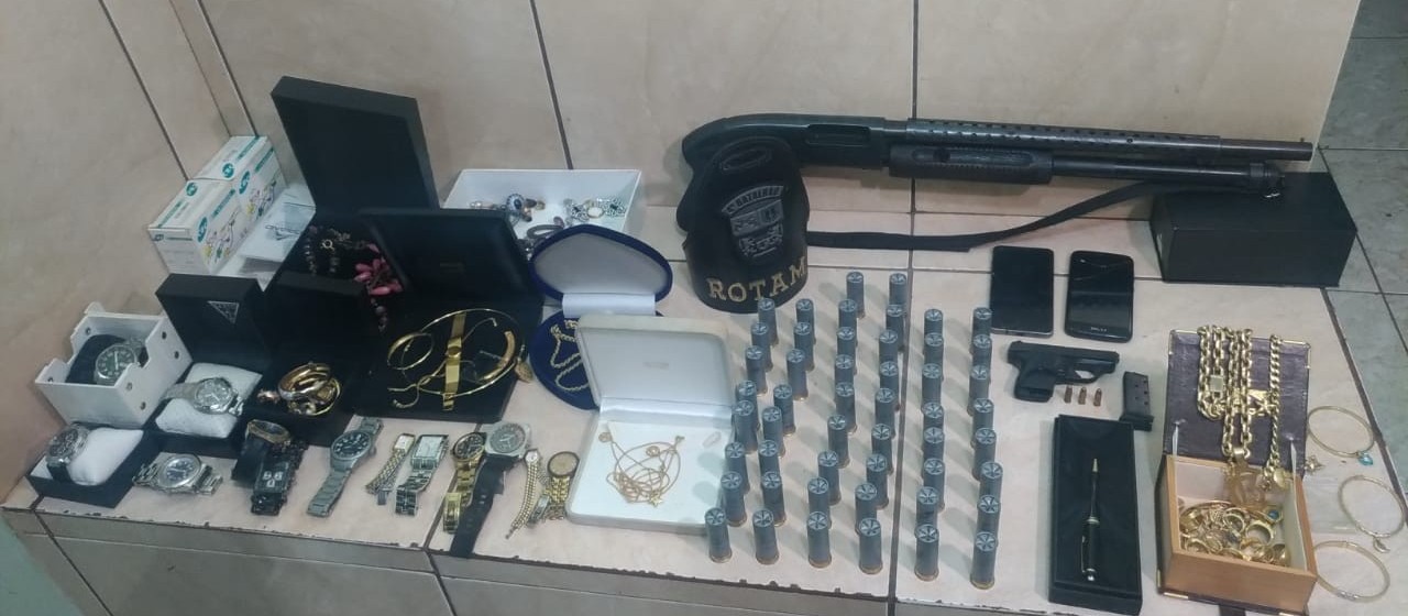 Mãe e filho são presos com caminhonete furtada, armas e munições