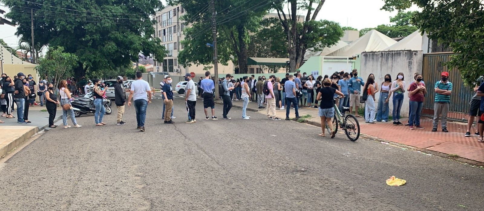 UBS Mandacaru tem fila de adolescentes para vacinar