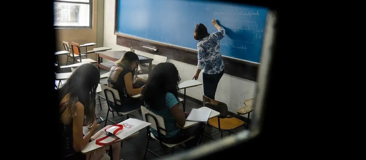 Entenda o programa Pé-de-meia para reduzir a evasão no ensino médio 