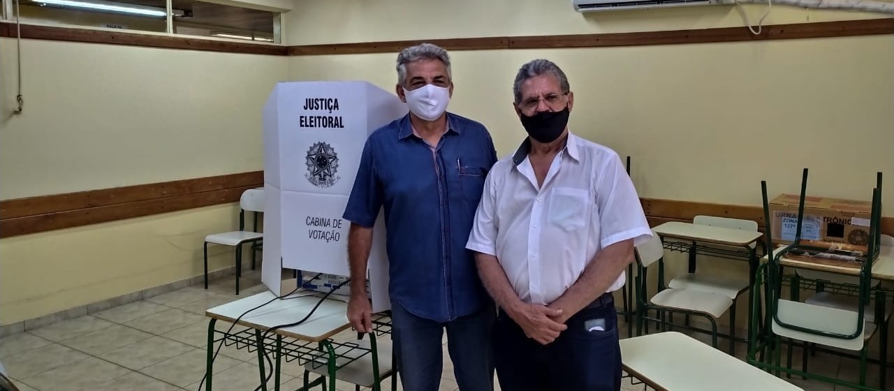 Candidato Valdir Pignata vota na Unidade Polo 