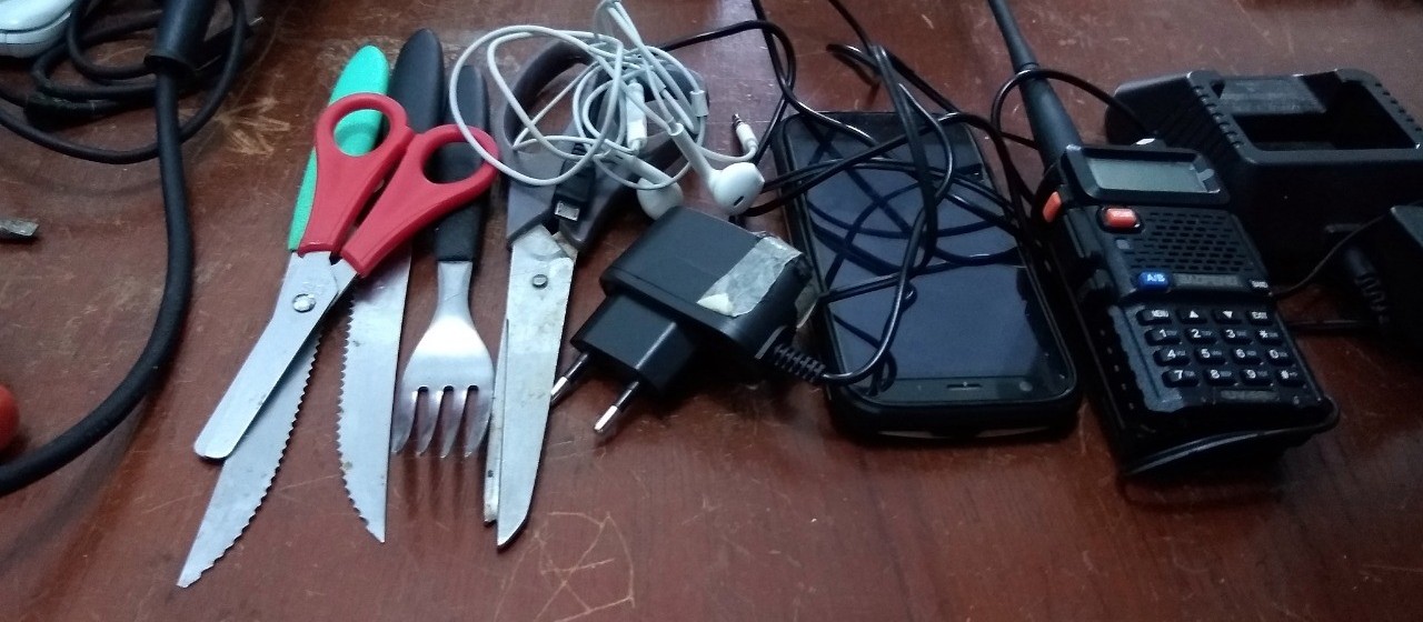 Celulares, facões e rádio comunicadores são apreendidos em carceragem da delegacia