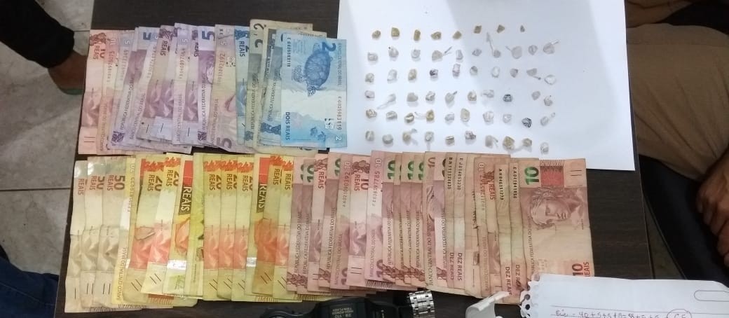 58 pedras de crack são apreendidas e cinco pessoas são detidas