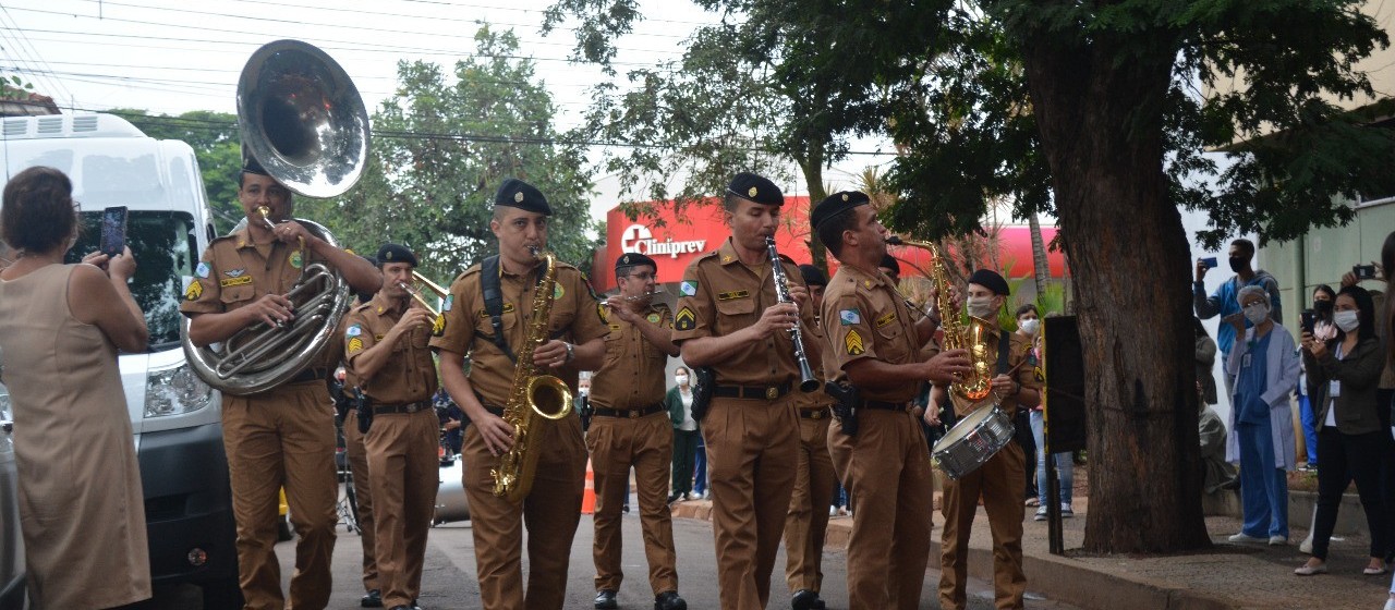 Banda da PM faz apresentação para pacientes de hospital em Sarandi