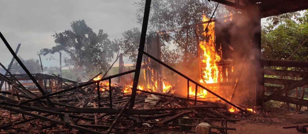 Bombeiros combatem incêndio em barracão