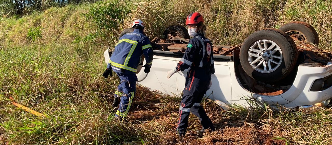 Capotamento na PR-542 mata uma pessoa e deixa outra gravemente ferida