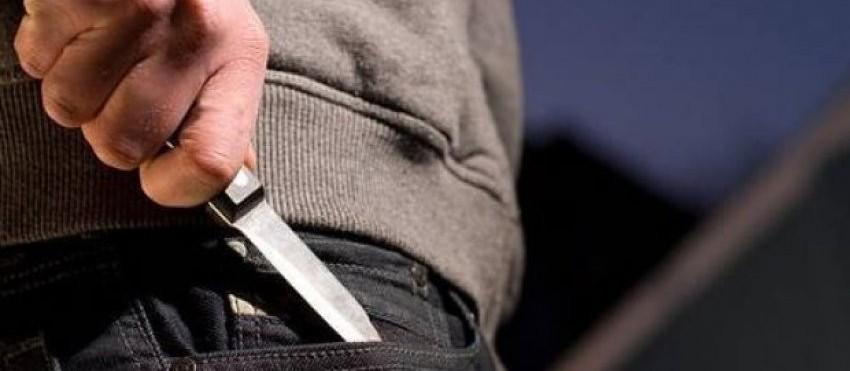 Homem entra em comércio e fere rapaz e adolescente com golpes de faca