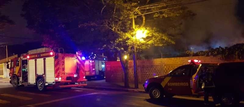 Incêndio destrói barracão e presépio