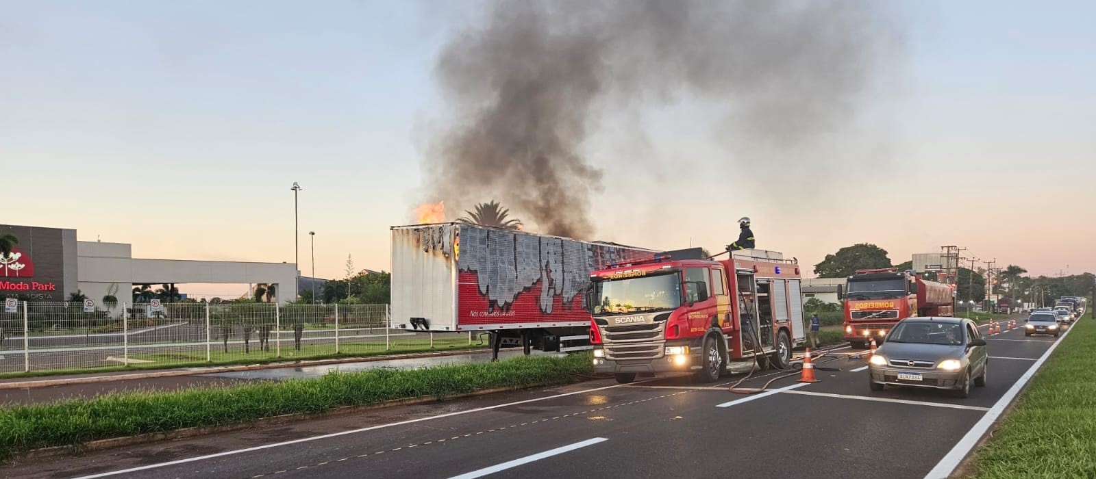 Incêndio em caminhão mobiliza bombeiros por quase 5 horas, em Maringá