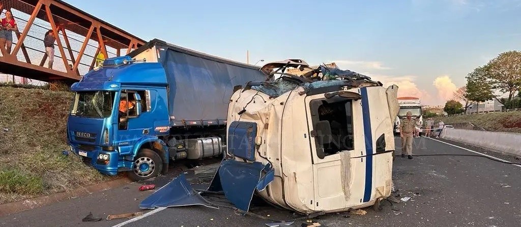 Carreta fica destruída em acidente no Contorno Norte em Maringá 