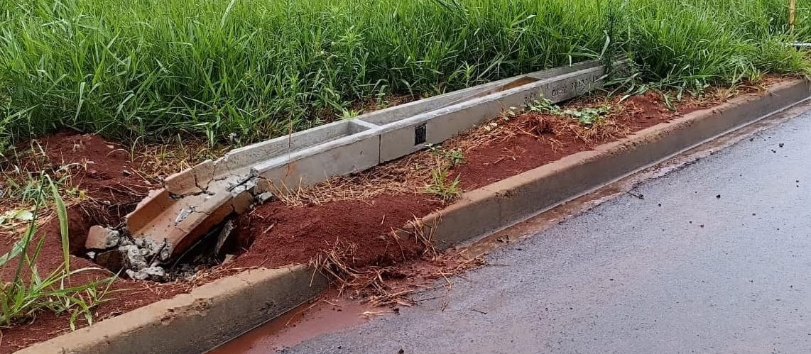 Ladrões derrubam postes para furtar fiação, em Sarandi