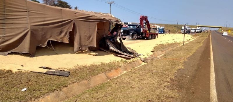 Bitrem tomba e interdita rodovia na saída de Campo Mourão