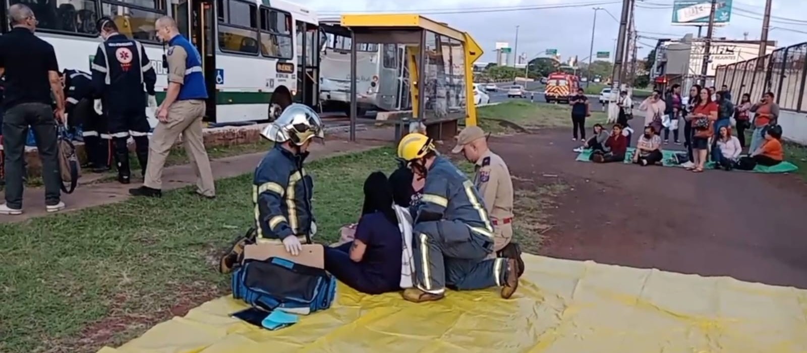 Passageiros são levados a hospitais, após acidente entre dois ônibus em Maringá