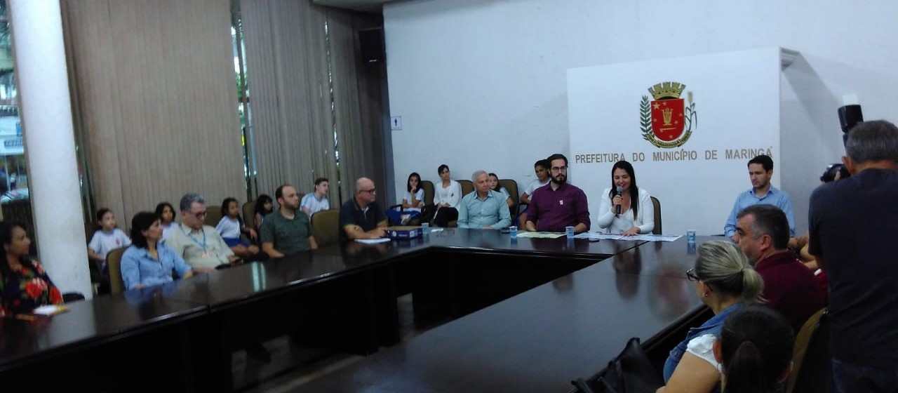 Vales-livros são entregues ao Núcleo e Secretaria de Educação