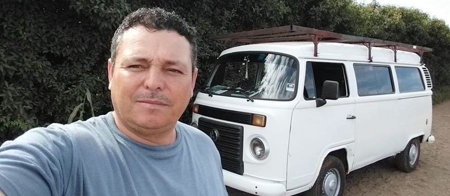 Motorista de Kombi que colidiu contra poste morre no hospital