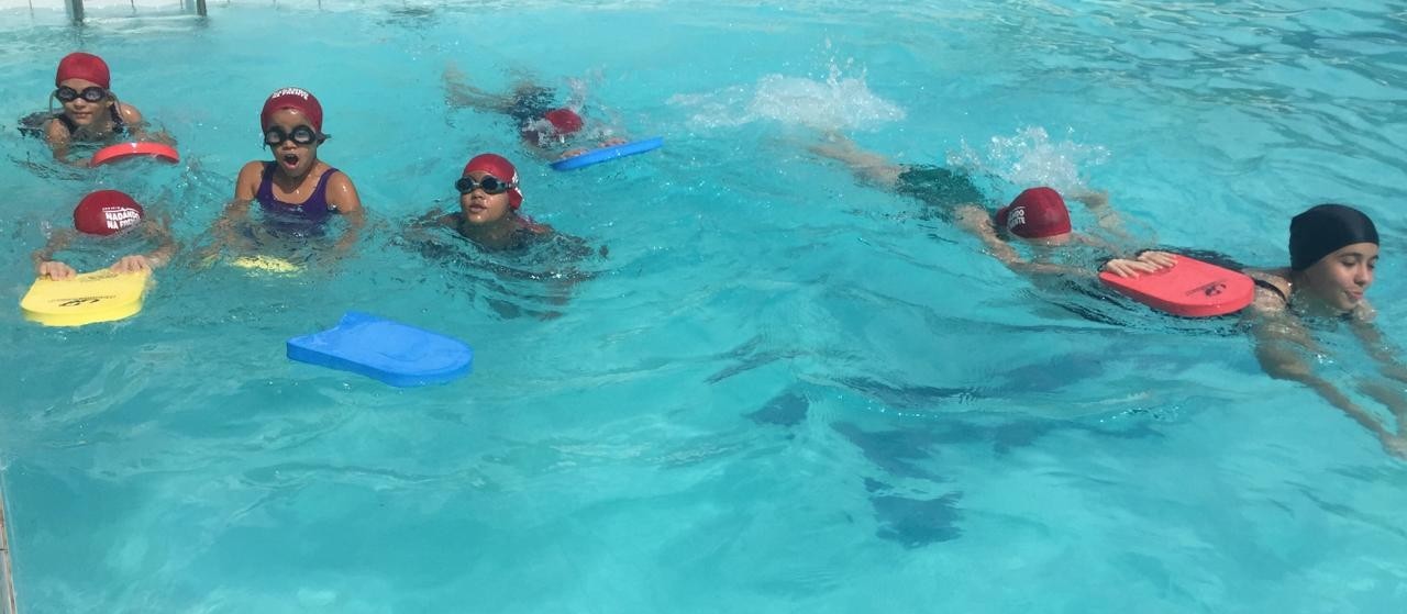 Crianças começam a nadar por meio de projeto social