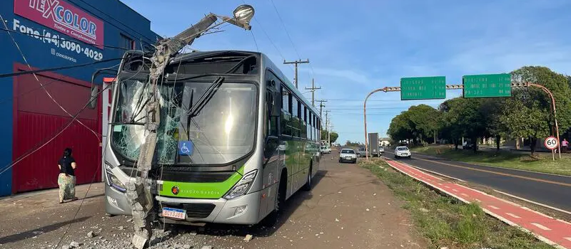 Ônibus metropolitano atinge poste que ficava no meio de avenida em Mandaguaçu