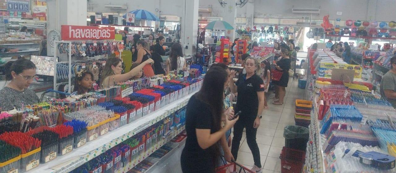 Às vésperas do volta às aulas, papelarias estão lotadas