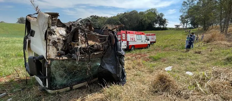 Cabine de caminhão se desprende em acidente e motorista fica gravemente ferido