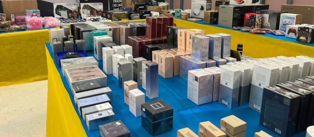 Maringá recebe bazar com produtos doados pela Receita Federal, incluindo perfumes importados e smartphones; veja detalhes