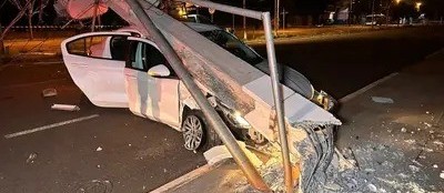 Motorista derruba cinco postes em avenida de Maringá e foge a pé