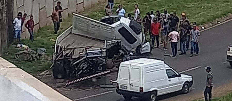 Caminhão cai de viaduto do Contorno Norte, em Maringá