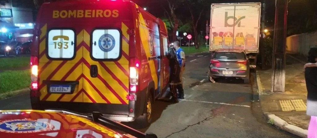 Motorista causa acidente e foge do local em Maringá; adolescente está em estado grave