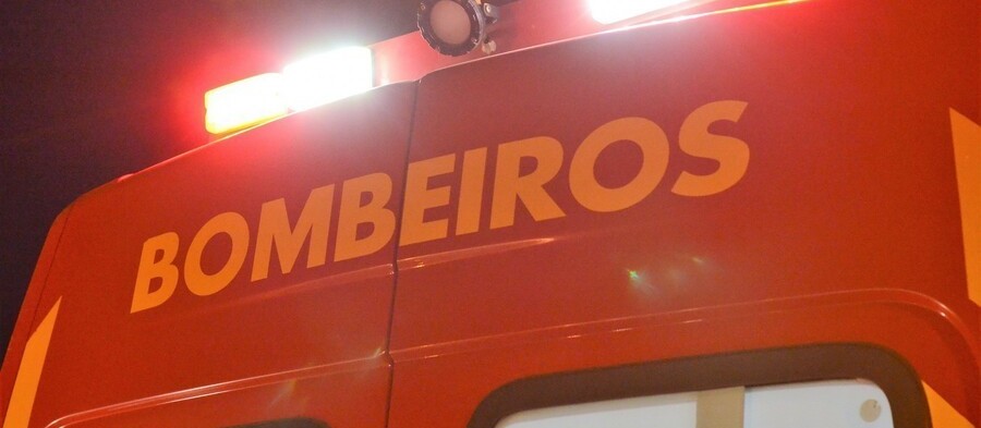 Jovens sofrem ferimentos graves após carro colidir contra mureta na Av. Colombo