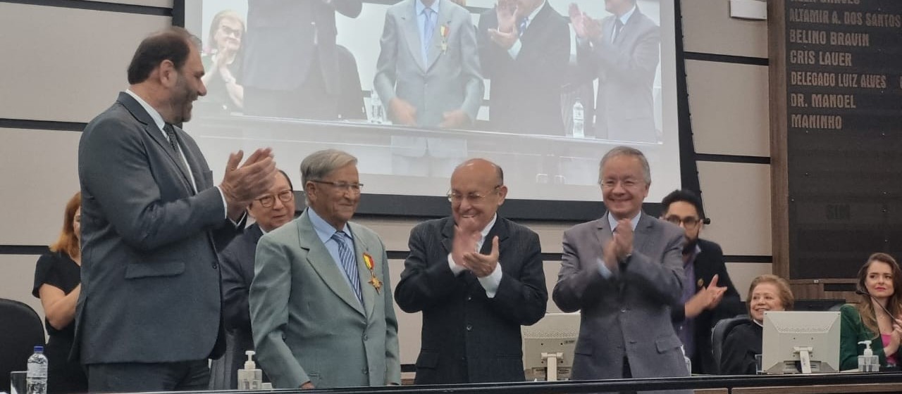 Câmara entrega Comenda Dom Jaime Luiz Coelho a A. A. de Assis