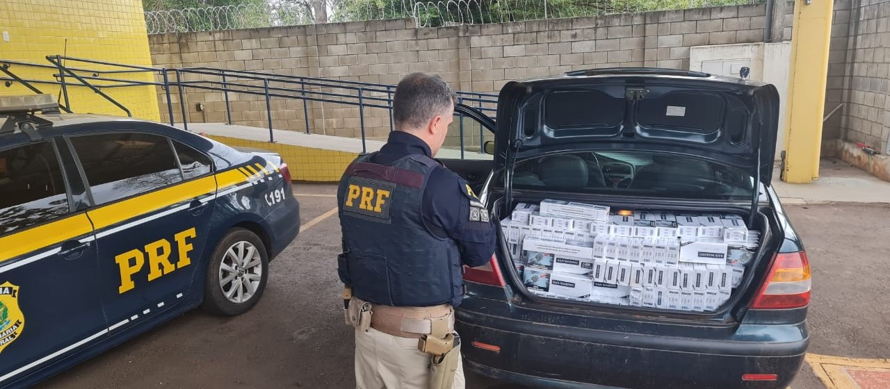 Carro abarrotado de cigarros contrabandeados é apreendido em Mandaguari