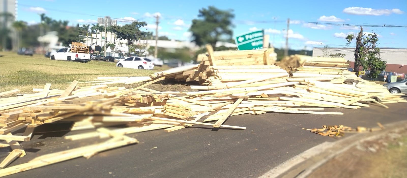 Carga de madeira cai de caminhão e interdita rotatória em Maringá