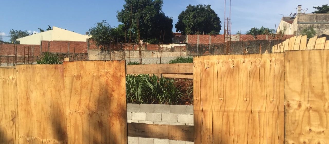 Após furtos, moradores monitoram construção da Casa de Semiliberdade