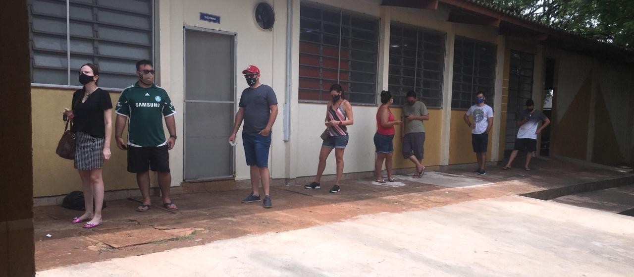 Junção de seções provoca atraso e filas em alguns colégios