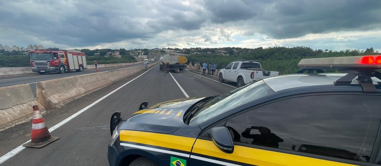 Acidente entre 3 caminhões com combustíveis e concreto interdita BR-376