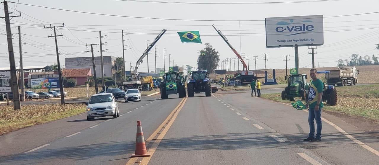 Manifestantes interditam rodovia no oeste e organizam concentrações à tarde em todo o estado